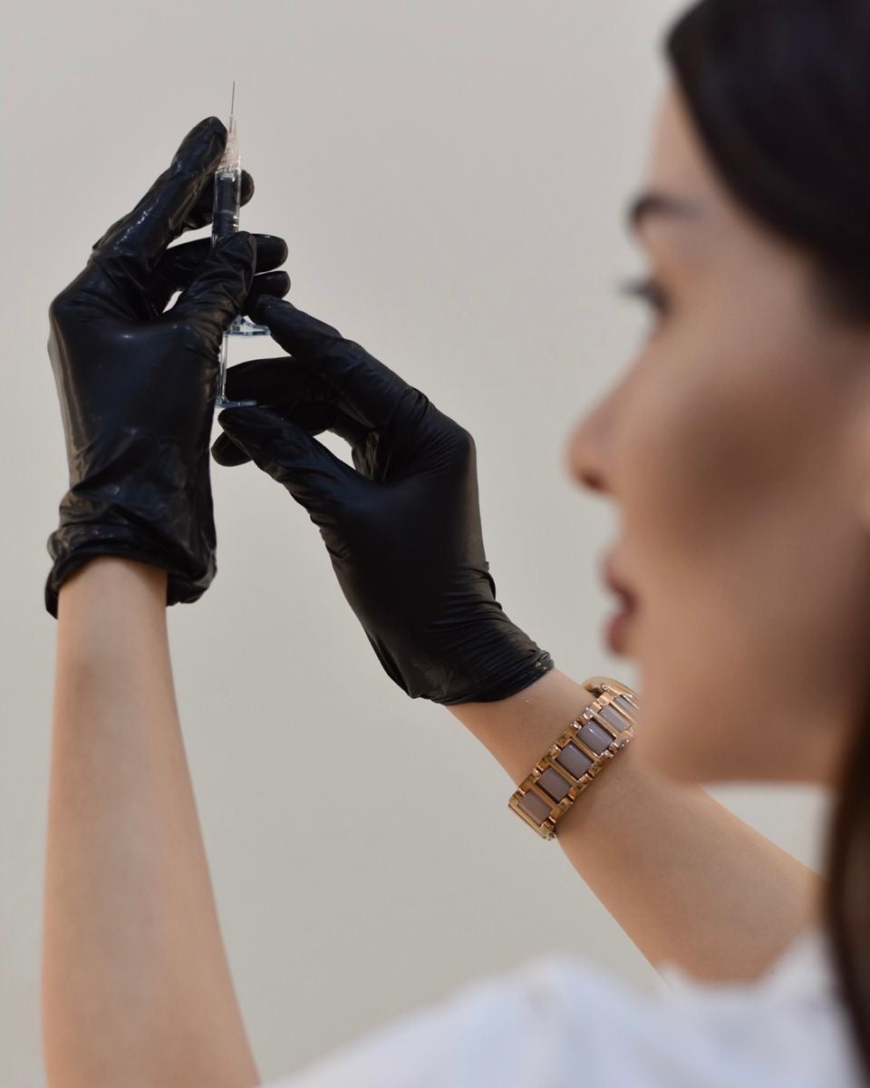 Maria Maeve PMU-specialist aan het werk met een lippigmentatiebehandeling.